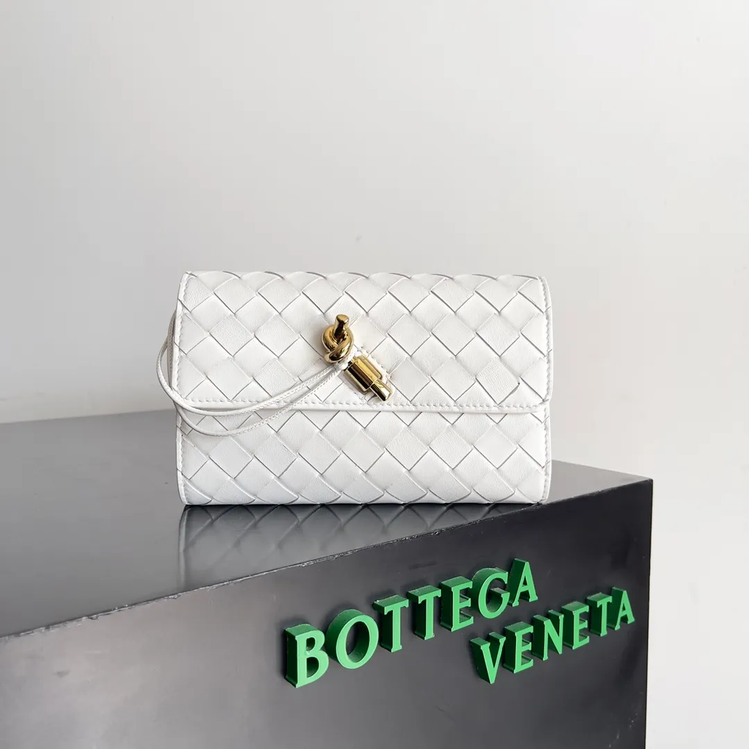 Batch 1160 BV Andiamo clutch wallet is super high-end🤎🤎How come the long clutch bag is so exquisite~ The braided style bag surface paired with all-copper hardware is really warm and high-end. The bag body is super light and can be grabbed easily! It can store a lot of small items and large mobile phones ~ very practical for daily use. Style number: 741504 Size: 19*11.5*3